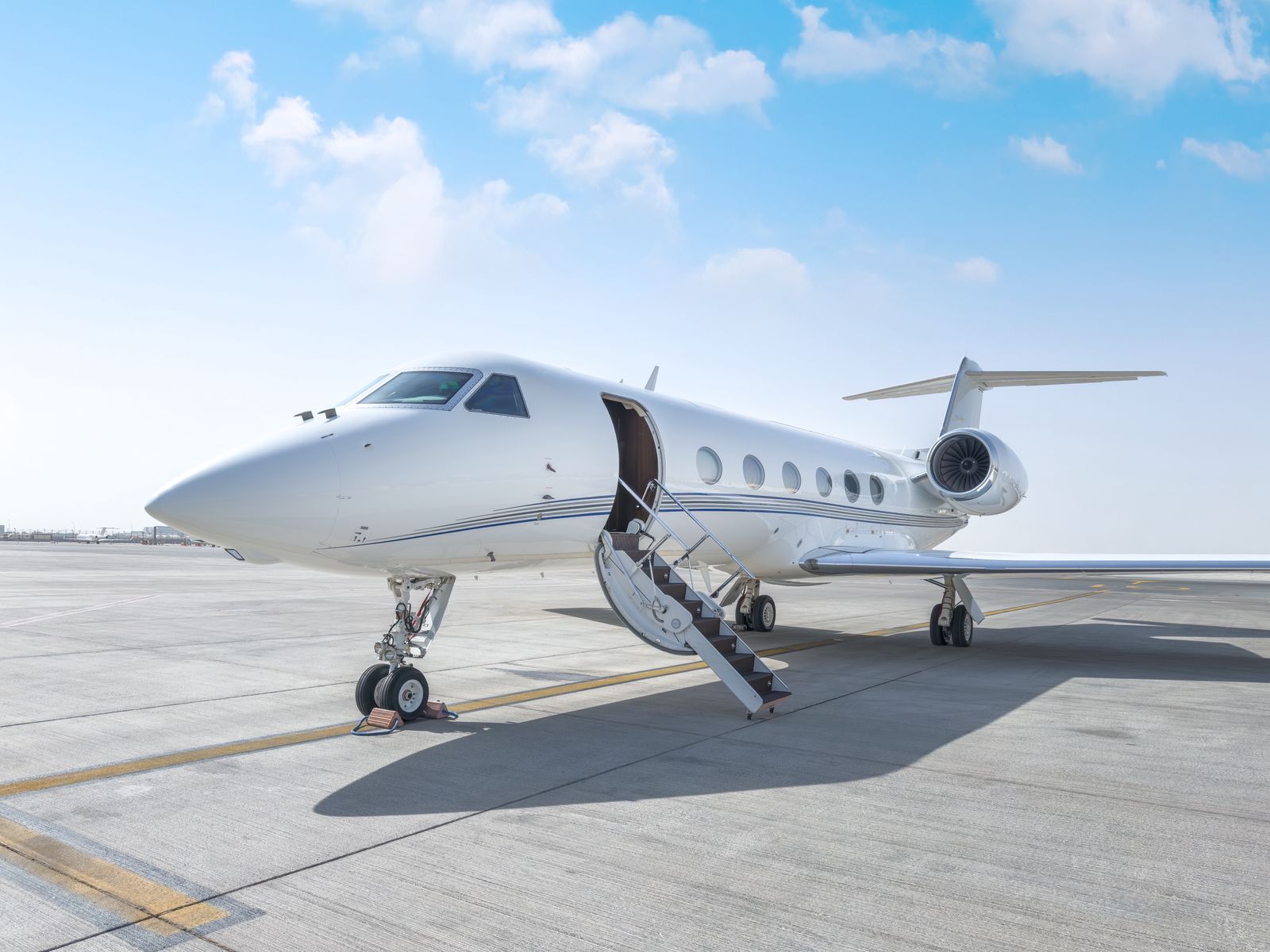 Gulfstream G450 in flight